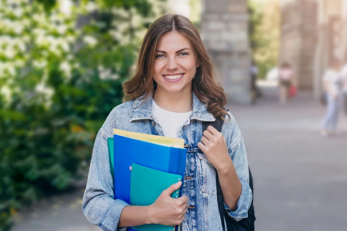 résidence universitaire à Saint-Denis : une étudiante s'apprête à aller en cours.