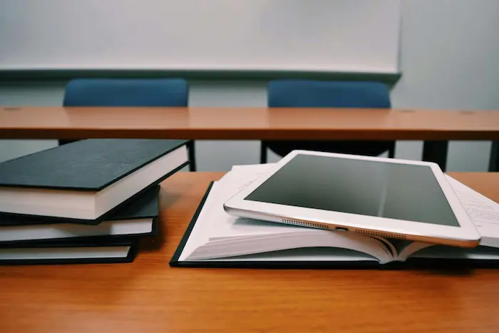 logement étudiant Paris 12 : ce sont des documents universitaires. Avec l'avancement de la technologie, certains supports ont vu le jour comme cette tablette électronique. Elle est très apprécié par les étudiants et les jeunes pour les études et le passe-temps..