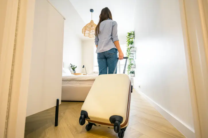 Une étudiante fait ses bagages car elle a décidé de rendre son logement étudiant pour l'été