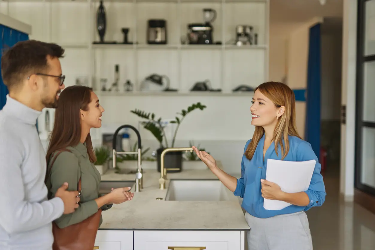 Une étudiante dans son nouveau logement étudiant