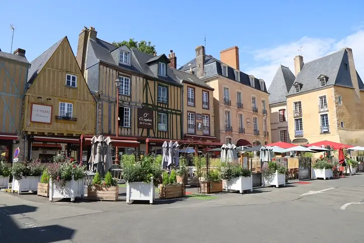 Photo de la belle ville du Mans, mettant en valeur la beauté et le charme du quartier. Les immeubles abritent des logements modernes et bien situés, dont des logements étudiants au Mans