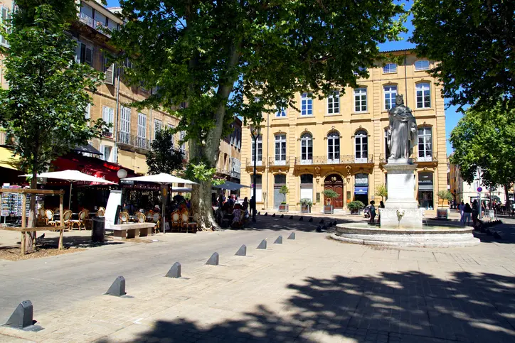 Photo du centre d'Aix-en-Provence, mettant en valeur le calme qui règne dans les quartiers abritant un logement étudiant en Aix-en-Provence