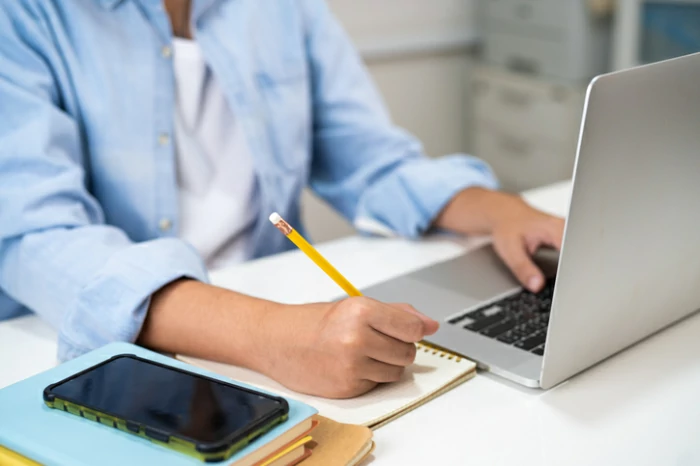 résidence étudiante à Roubaix : un étudiant révise avant les examens.