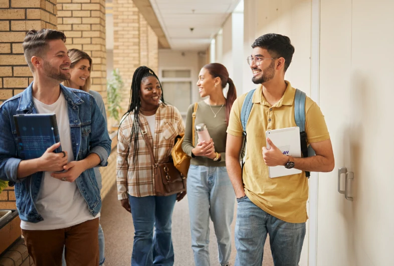 résidence étudiante à Bobigny : des étudiants se rassemblent après les cours pour discuter dans le campus universitaire. Vie étudiante. Logement étudiant.