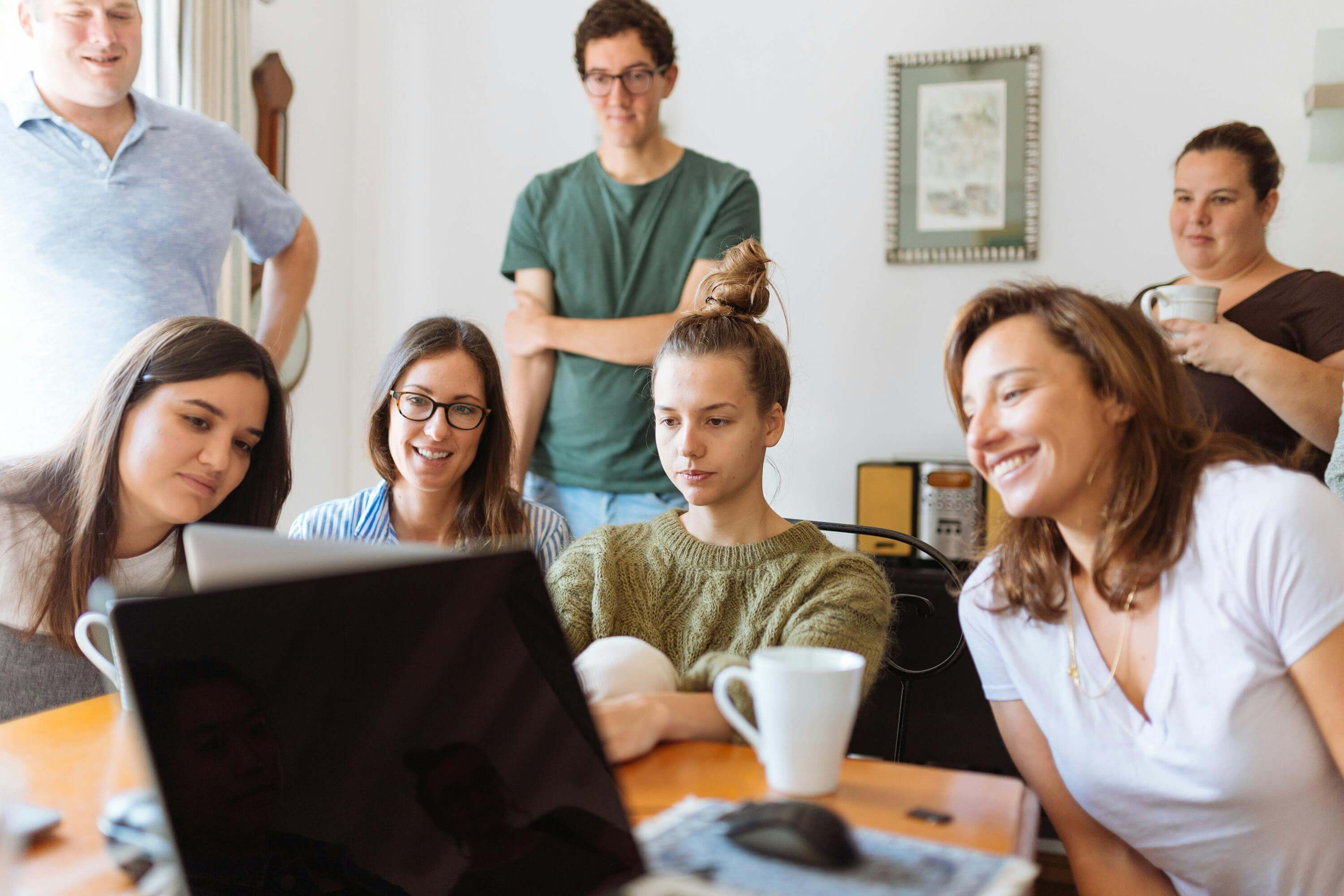 Des étudiants en colocation Paris qui partagent des moments conviviales.