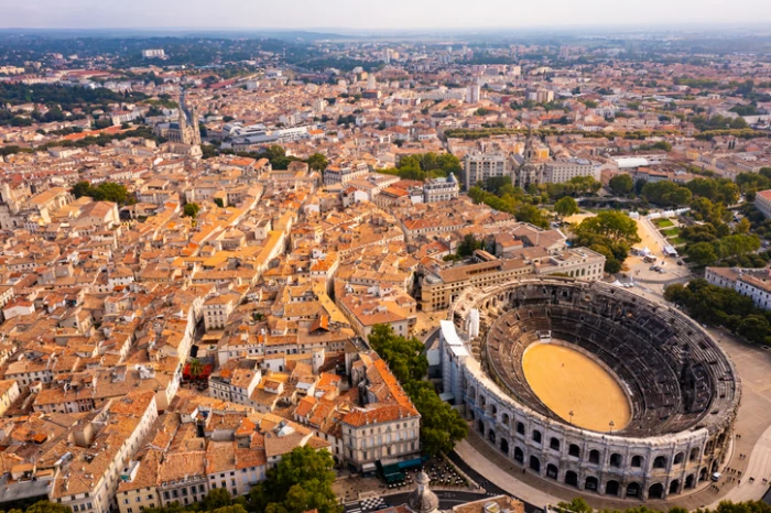 résidence universitaire à Nîmes : admirez la vue panoramique splendide la ville.