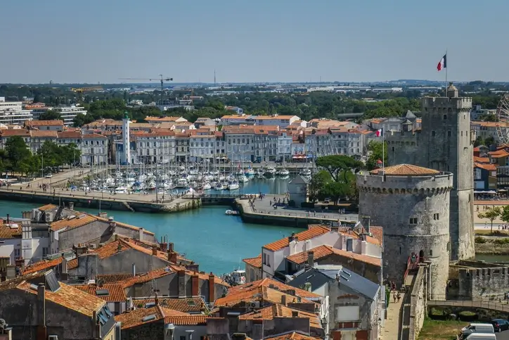 Vue sur la ville de La Rochelle, montrant son port et ses bâtiments modernes qui proposent des logements étudiants à La Rochelle.