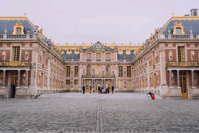 Le Château de Versailles : un site emblématique de la ville qui accueille des milliers de touristes chaque année