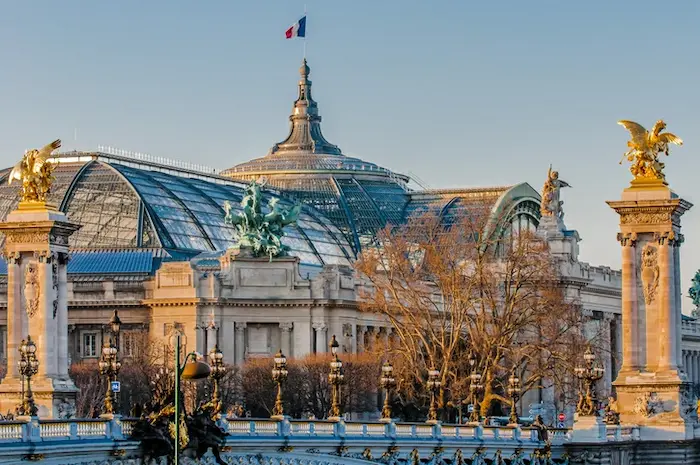 colocation à paris 17 : cliché d'un grand palais à Paris, France.
