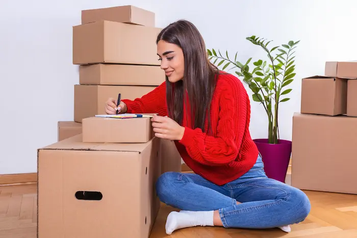 Photo d'une étudiante, ravie d'emménager dans son nouveau logement en résidence étudiante à Tours.