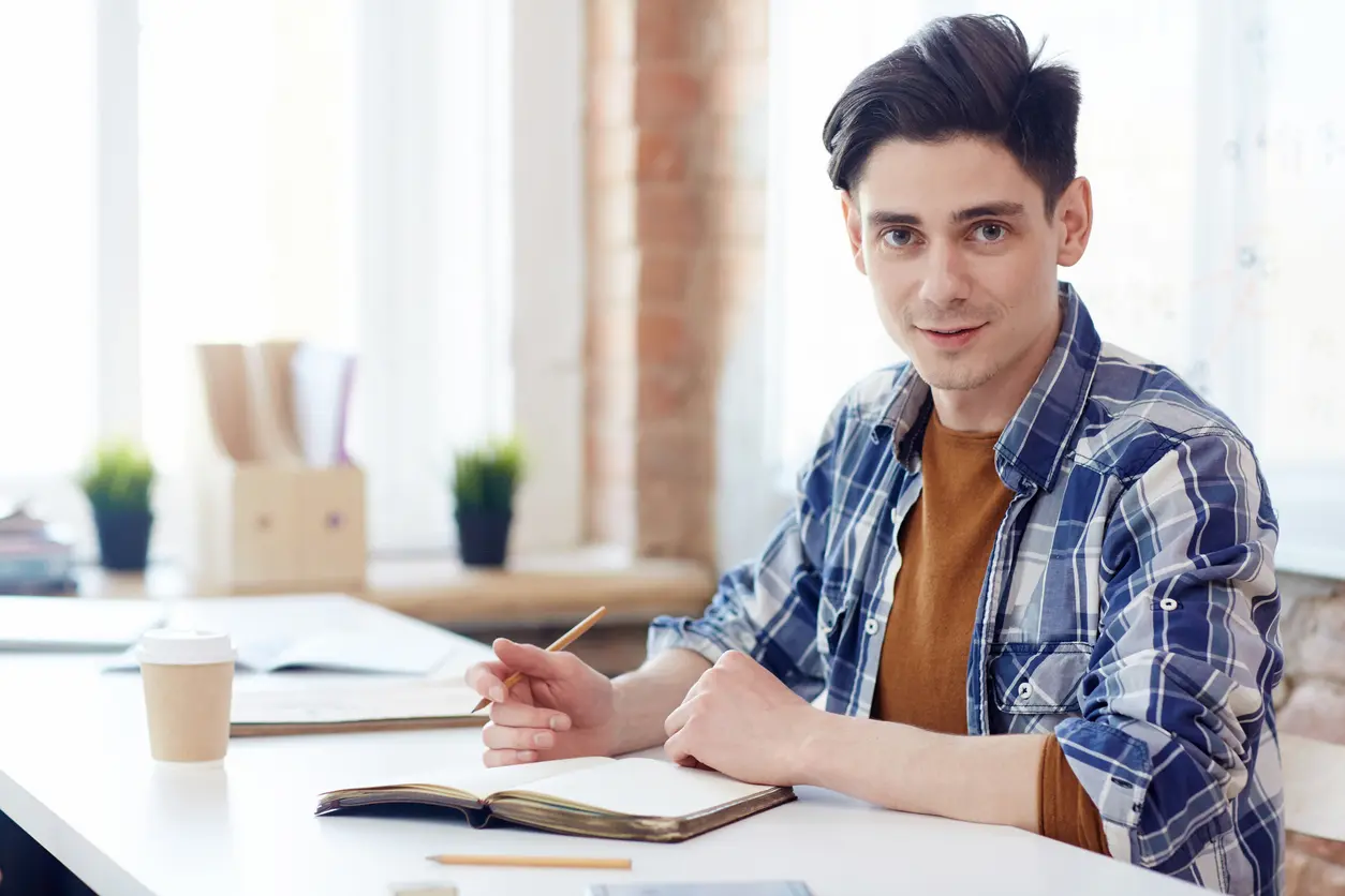 Un étudiant concentré dans ses recherches pour trouver un appartement étudiant à louer