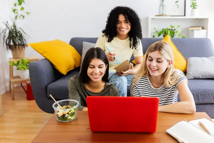 Trois étudiantes heureuses dans leur bel appartement en colocation à Lille