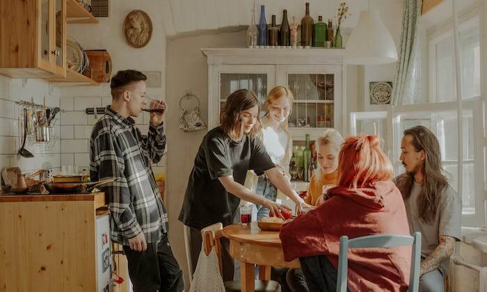 Un groupe de personnes dans une cuisine préparant des repas