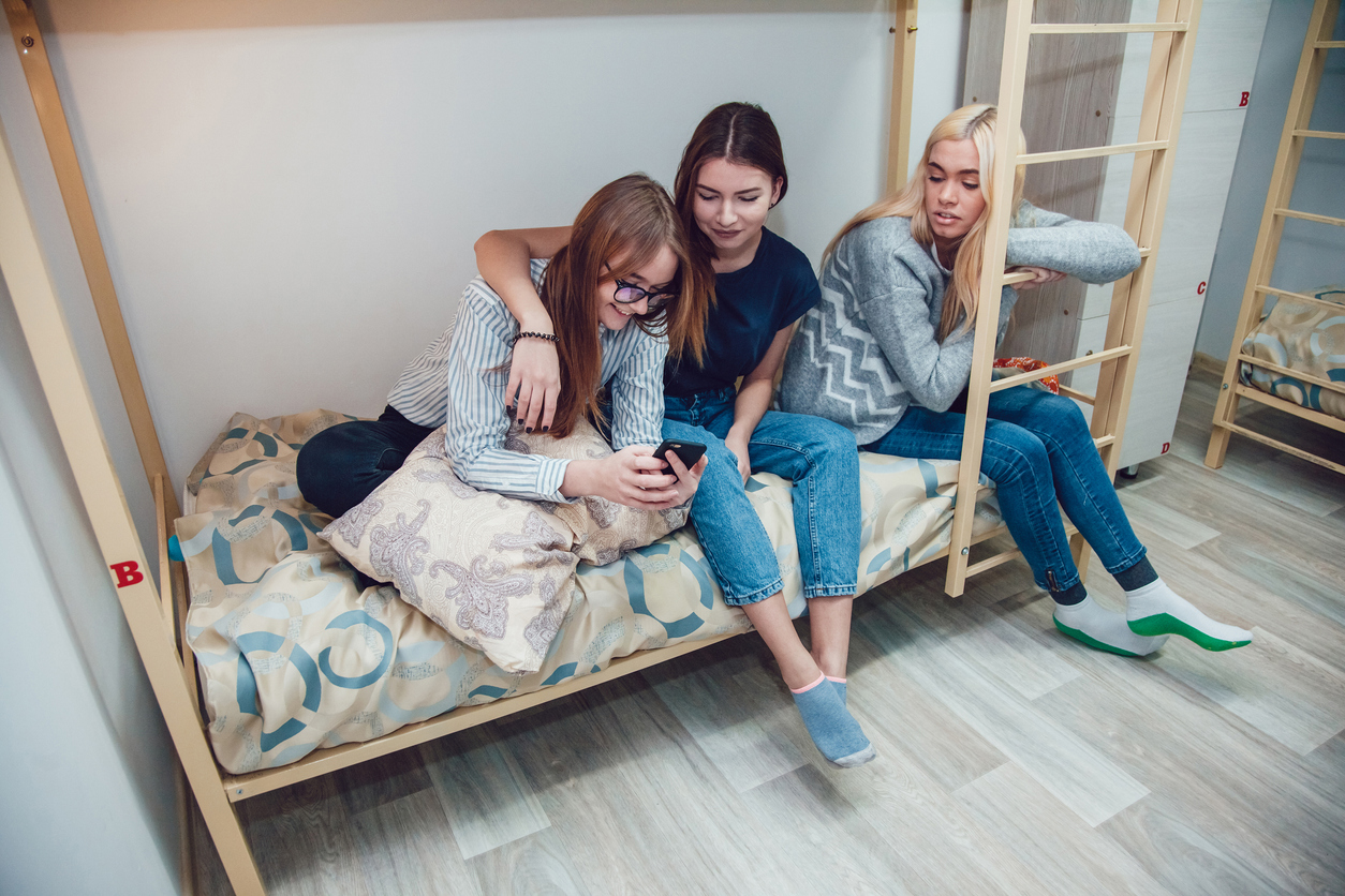 Trois étudiantes détendues dans une chambre partagée en coliving à Rennes