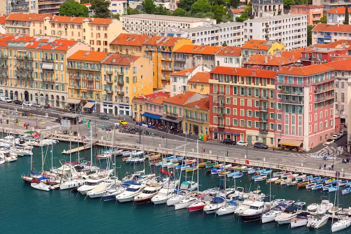 Vue sur la magnifique ville de Nice. Cette photo met en avant la splendeur de cette ville, la colocation à Nice étant très prisée. 