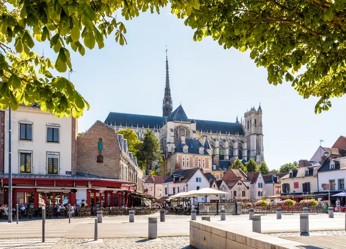 Photo de la ville d'Amiens, avec vue sur les maisons colorées où un logement étudiant à Amiens est disponible
