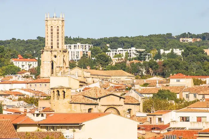 Vue sur la ville d'Aix-en-Provence, ville appréciée par les jeunes. La résidence étudiante à Aix-en-Provence est prisée.
