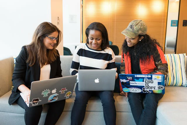 résidence universitaire à Dijon : des étudiants en collaboration sur un projet.