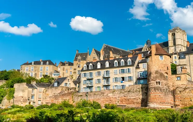 Vue sur la ville du Mans, un quartier charmant avec des maisons colorées et conviviales, idéales pour une colocation au Mans.