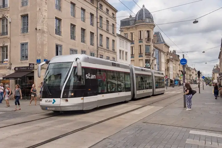 Le centre-ville de Nancy, mettant en valeur le charme et le dynamisme de la ville. Les bâtiments en arrière-plan montrent la modernité du logement étudiant à Nancy