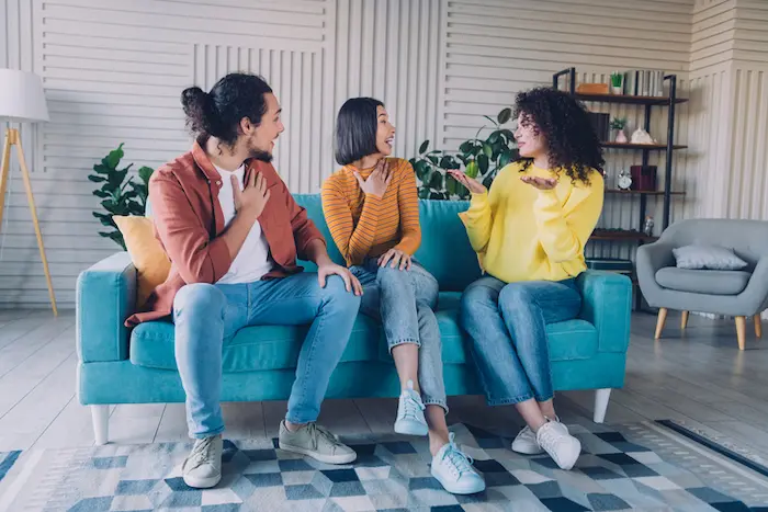 Des étudiants discutant de leur situation, confrontés à divers problèmes 