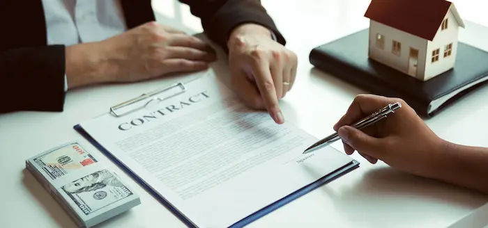 Photo représentant la signature d'un contrat de location meublée, un logement indispensable pour les étudiants