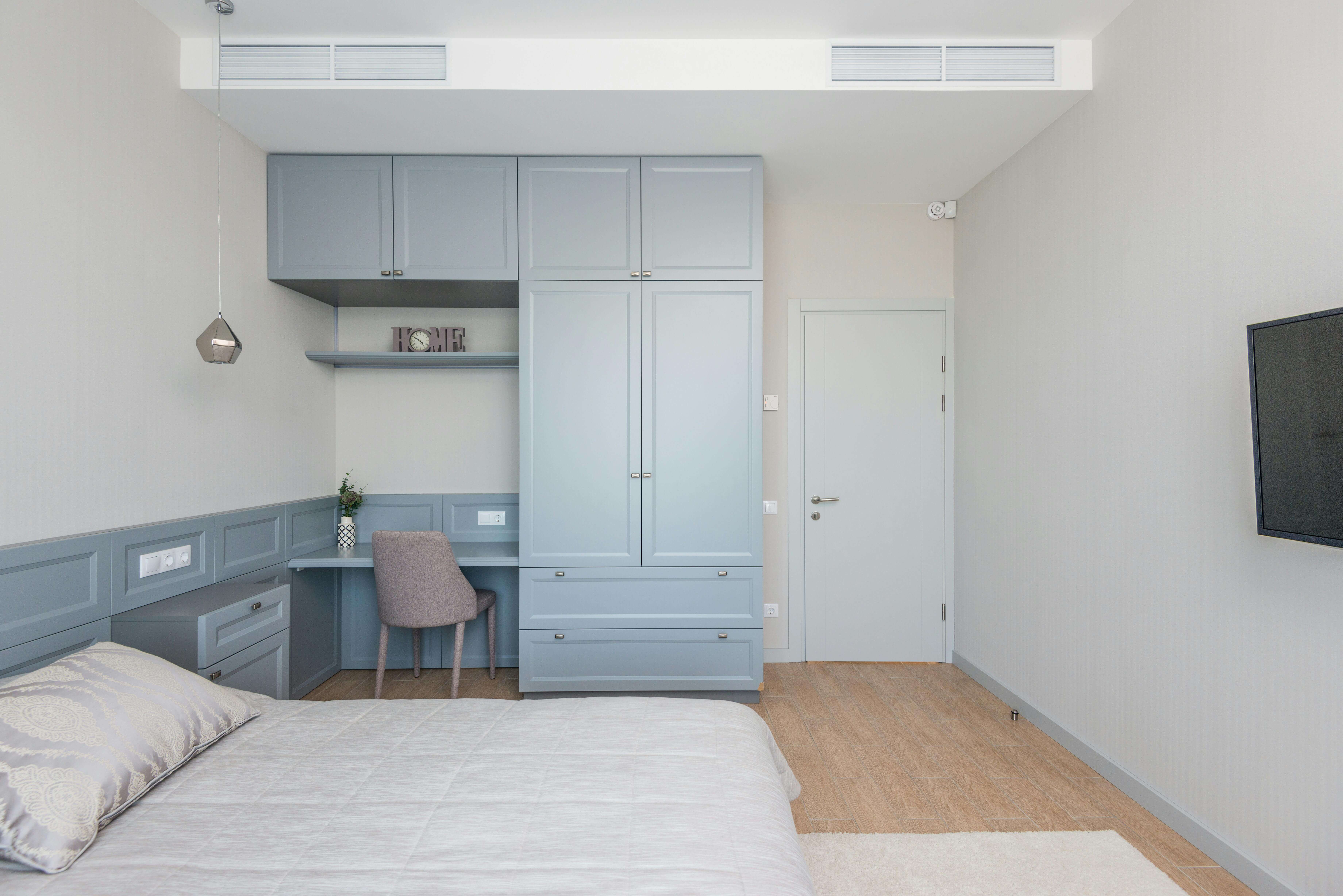 Logement étudiant Lyon 08 : une chambre d'étudiant chez un particulier. Elle est meublée d'un lit, d'une armoire et d'un bureau.