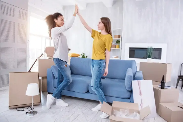 Deux colocataires dans le salon de leur nouvel appartement en colocation à Talence