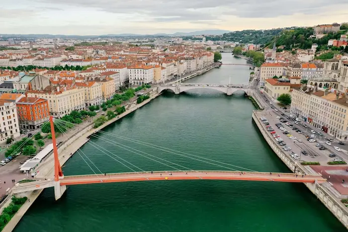Logement étudiant Lyon 03 : une vue en hauteur de Lyon. En venant dans cette ville, vous pourrez visiter cet endroit sur l'image. L'avantage d'être un étudiant à Lyon.