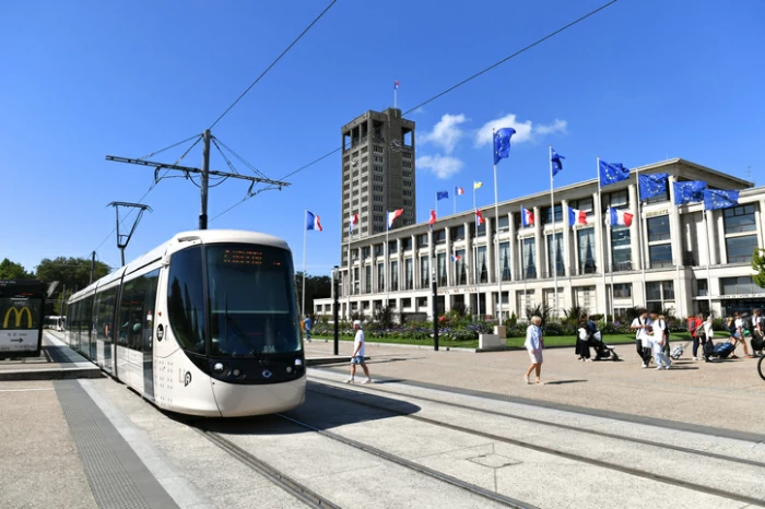 résidence universitaire à Le Havre : cliché sur un métro en ville.