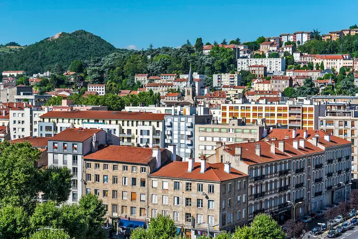 Vue sur la ville de Saint-Etienne, mettant en valeur sa beauté et la vie étudiante favorable. On voit sur l'image des logements étudiants à Saint-Etienne