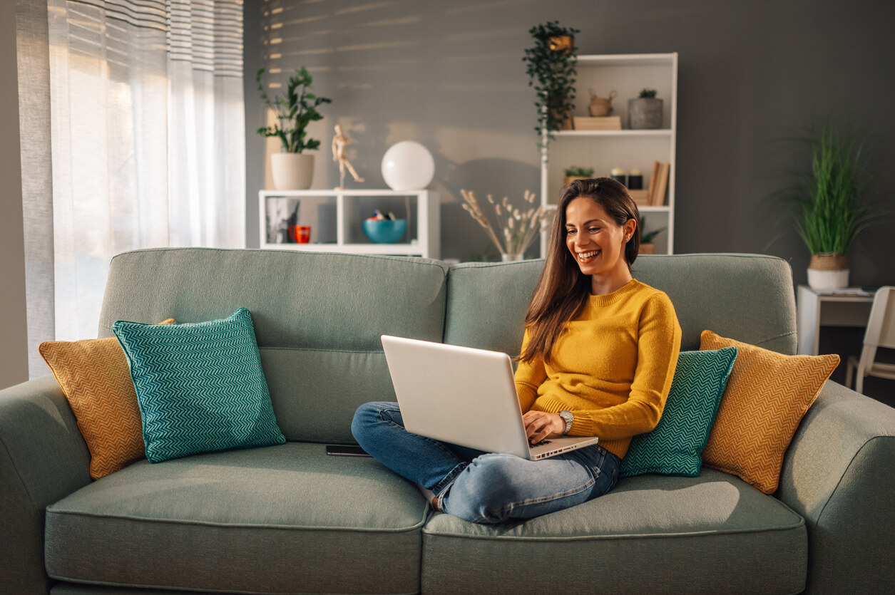 Image d'une jeune femme assise dans un logement moderne, étudiant les options pour investir en LMNP étudiant