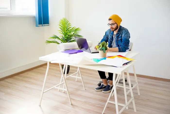 un étudiant cherche un logement pour sa prochaine rentrée décalée