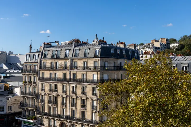 Photo de bâtiments à Paris, mettant en valeur la qualité du logement étudiant Paris 20.