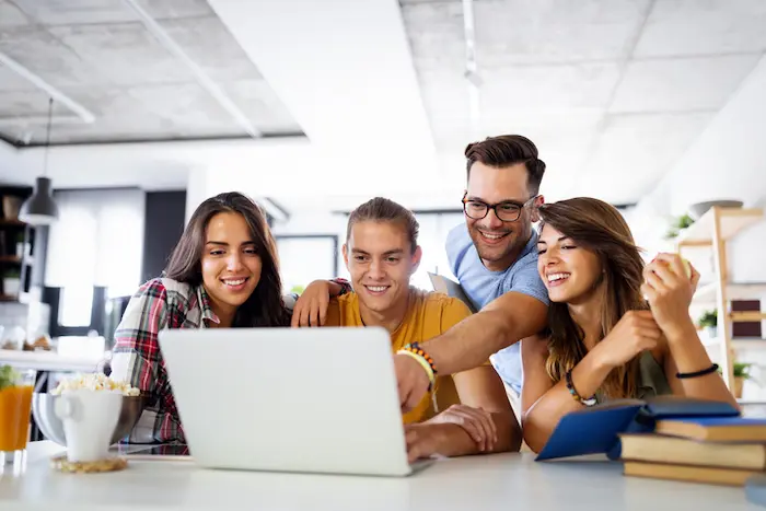 Des jeunes travailleurs se renseignent sur les logements jeunes actifs