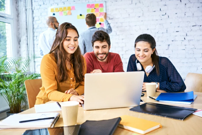 résidence étudiante à Herblay : des étudiants collaborent sur un projet.