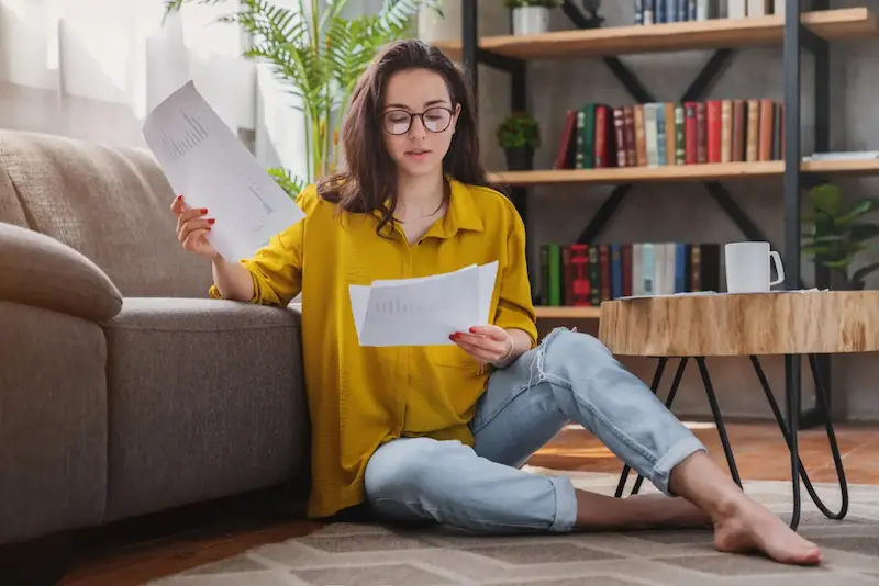 Une femme en train de lire les nouveaux modèles de bail en octobre 2026