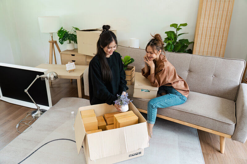 Photo de deux étudiantes qui viennent d'emménager dans leur appartement meublé en colocation à Tours
