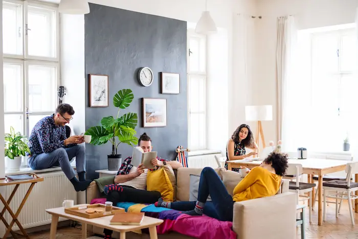 Des jeunes étudiants dans leur appartement moderne à Aix-en-Provence. Cela montre la convivialité qui s'installe entre les jeunes en colocation à Aix-en-Provence