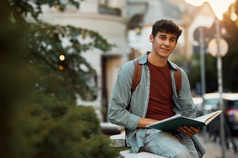 résidence étudiante à Bourges : ce jeune étudiant vient d'intégrer l'université et profite d'une résidence sur place. Il mène le parfait périple de l'étudiant en campus. Logement étudiant.