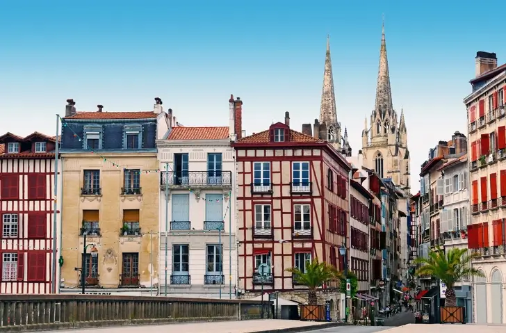 Vue sur le centre historique de Bayonne, un quartier coloré et dynamique, idéal pour une colocation à Bayonne.