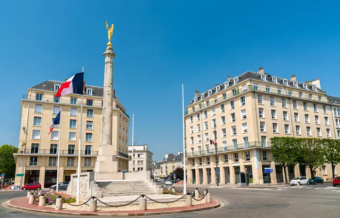 La ville de Caen, paisible et agréable, avec vue sur les bâtiments où le logement étudiant à Caen sont disponibles.