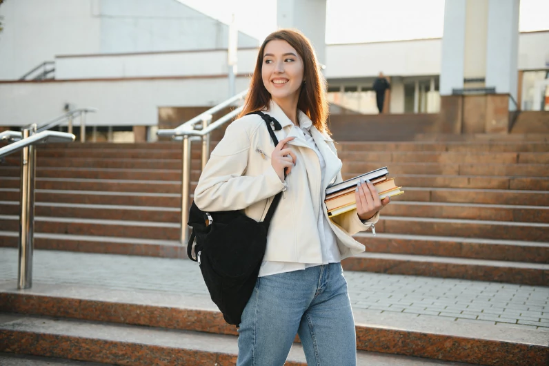 résidence universitaire à Brest : une étudiante vient de finir un cours et se rend dans son logement à côté. Location étudiante. Location d'appartement et de studio pour étudiant. Vie universitaire.