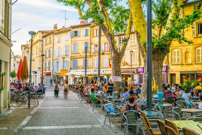 Image du centre-ville d'Avignon, montrant des terrasses où les habitants de la ville et de sa résidence universitaire à Avignon sont assis. 