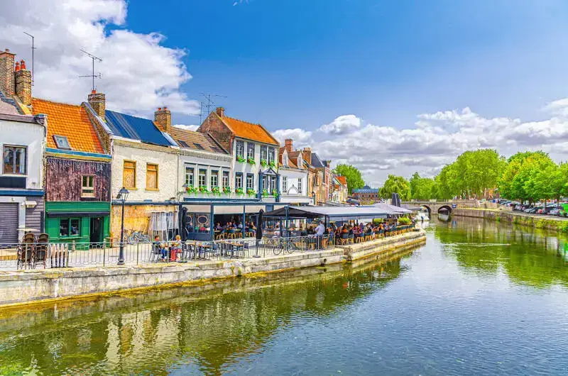 Vue sur la ville d'Amiens, mettant en avant la beauté et l'attrait de la location appartement Amiens