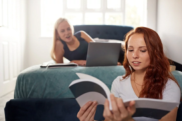 colocation à paris 17 : deux étudiantes colocataires discutent ensemble.