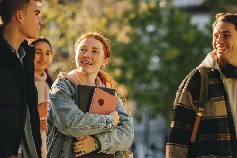 résidence étudiante à Calais : des étudiants mènent une discussion dans la cours du campus. Entre construction de savoir et convivialité. Colocation et vie universitaire.