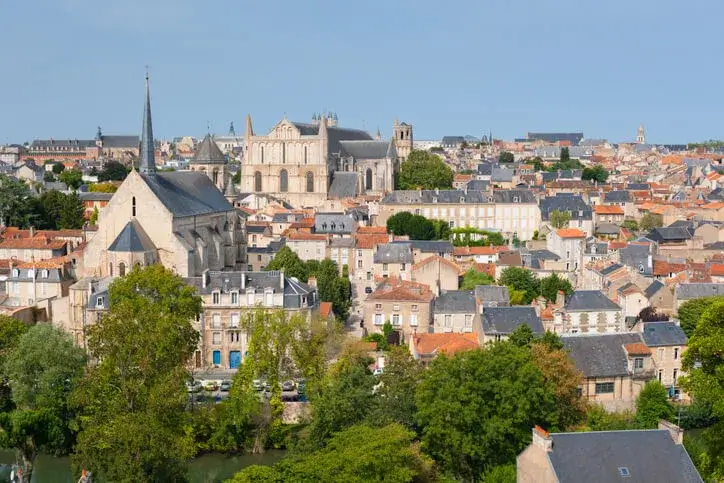 Vue sur la ville de Poitiers, mettant en avant les immeubles où l'on propose la colocation à Poitiers.