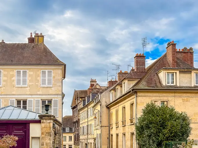 Bâtiments typiques dans la ville de Compiègne. Le cliché met en valeur la beauté et le côté paisible de la ville et de la colocation à Compiègne