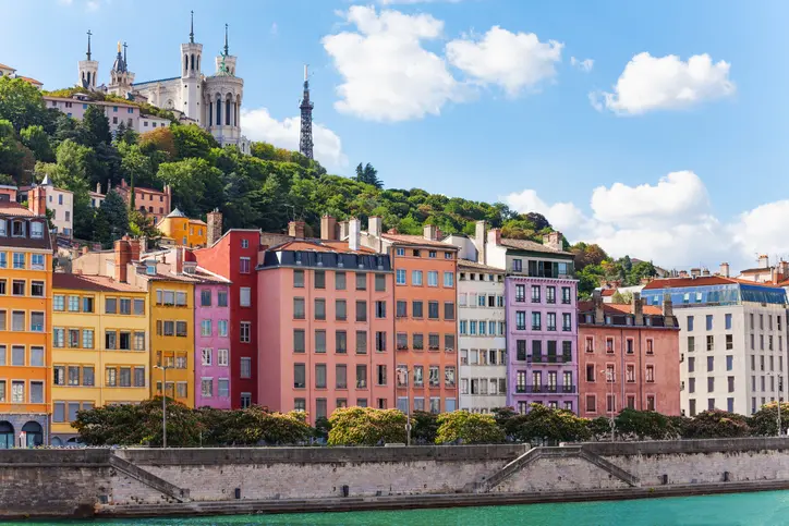 Photo de la ville de Lyon, vue sur ses bâtiments colorés dans lesquels le logement étudiant Lyon est très prisé.